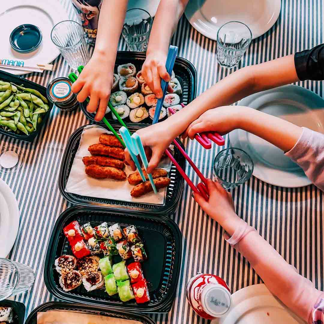Billede af familie der spiser sushi